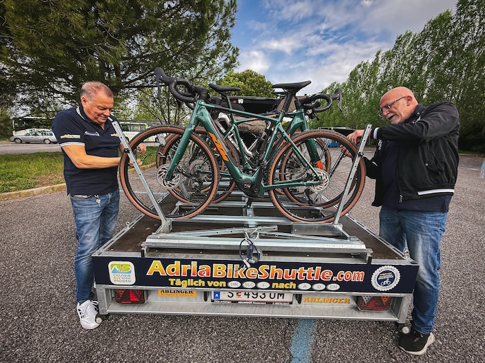 Maximal 140 Fahrräder kann Stefan mit seiner Flotte transportieren. 