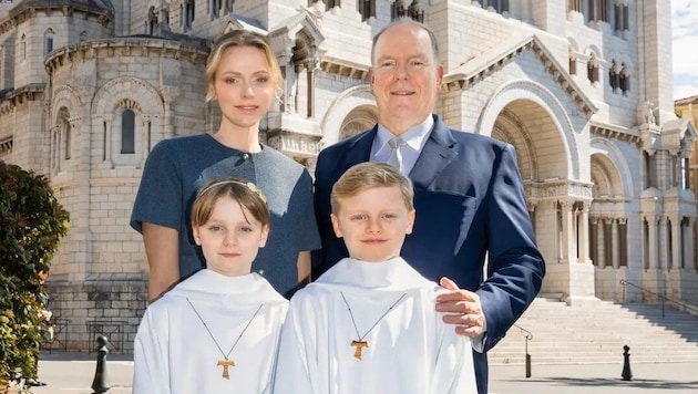In schlichten weißen Erstkommunion-Gewändern und mit einem Holzkreuz um den Hals posieren die zehnjährigen Royals gemeinsam mit ihren Eltern, Fürst Albert II. und Fürstin Charlène.  (Bild: www.instagram.com/palaisprincierdemonaco)