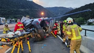 Das Geländer bohrte sich durch das gesamte Auto. Der Lenker wurde aus dem Wrack geborgen. (Bild: BFV Landeck, Krone KREATIV)