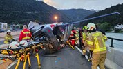 Das Geländer bohrte sich durch das gesamte Auto. Der Lenker wurde aus dem Wrack geborgen.