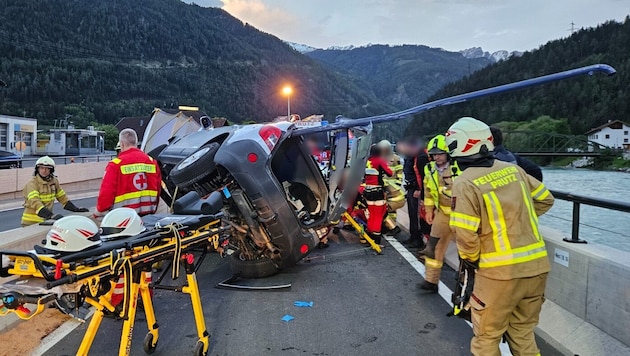Das Geländer bohrte sich durch das gesamte Auto. Der Lenker wurde aus dem Wrack geborgen. (Bild: BFV Landeck, Krone KREATIV)