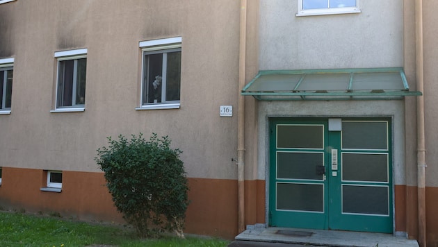 Hinter die Tür dieses Mehrfamilienhauses hatte sich das Opfer flüchten können (Bild: Matthias Lauber/laumat.at)