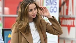 Ana de Armas bei der Ankunft am Flughafen in New York (Bild: PPS/www.PPS.at)