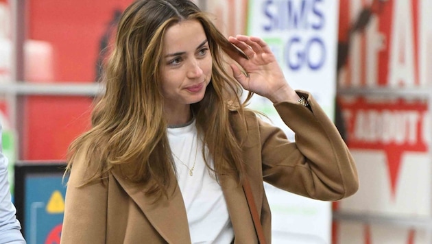 Ana de Armas bei der Ankunft am Flughafen in New York (Bild: PPS/www.PPS.at)