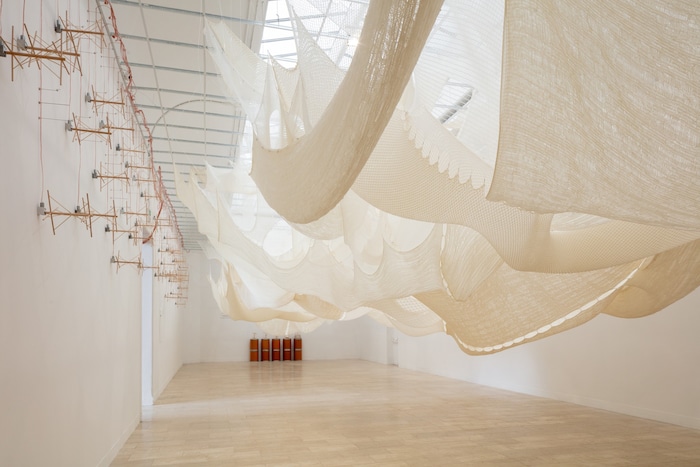 Serbien. Poetisch – der Mensch spinnt mit Technik: In einer sinnlichen Installation thematisiert ...