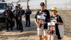 Eine Kundgebung für Edan Alexander an der Grenze zum Gazastreifen  (Bild: AFP/JACK GUEZ)
