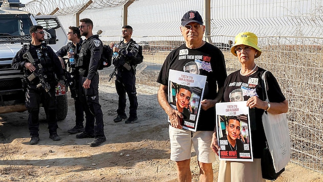 Eine Kundgebung für Edan Alexander an der Grenze zum Gazastreifen  (Bild: AFP/JACK GUEZ)