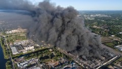 Die polnische Regierung macht russische Agenten für einen Brandanschlag auf ein Einkaufszentrum in Warschau verantwortlich. (Bild: AP/Norbert Ofmanski)