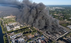 Die polnische Regierung macht russische Agenten für einen Brandanschlag auf ein Einkaufszentrum ...