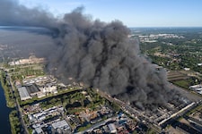 Die polnische Regierung macht russische Agenten für einen Brandanschlag auf ein Einkaufszentrum ...