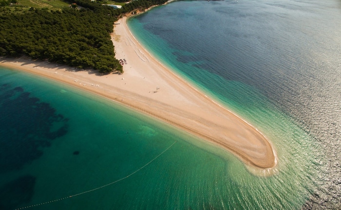 Der Strand „Zlatni rat“