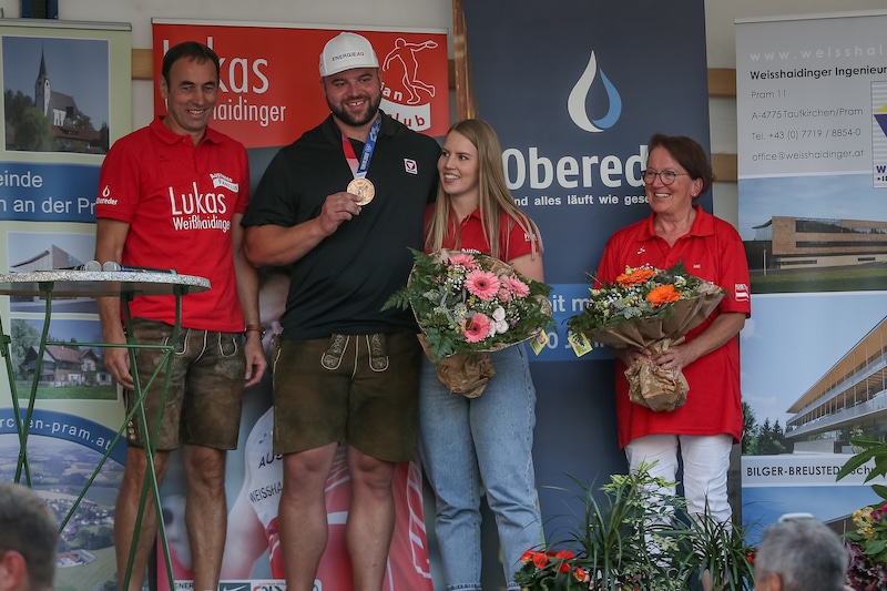 Lukas Weißhaidinger und seine Freundin Hanna bei einer Ehrung. (Bild: GEPA)
