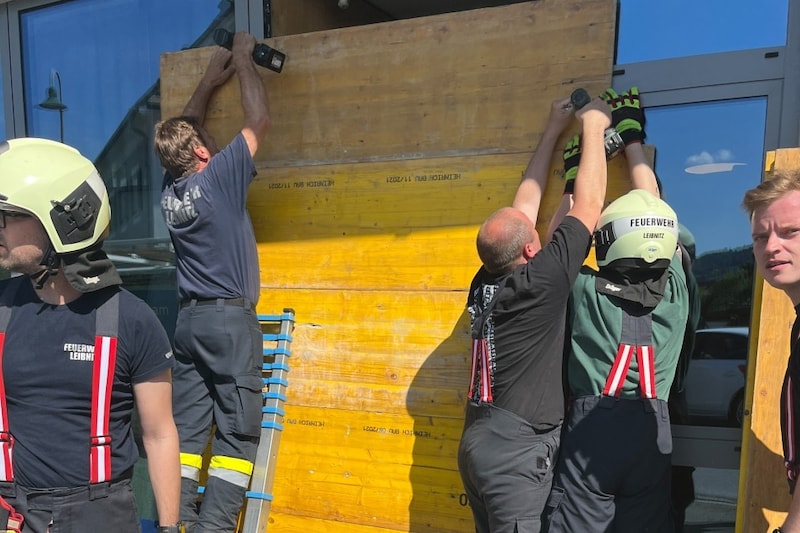 Die Feuerwehrleute bauten eine provisorische Fassade. (Bild: Stadtfeuerwehr Leibnitz)