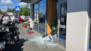 Die Glasscheibe wurde beim Aufprall zerstört. (Bild: Stadtfeuerwehr Leibnitz)