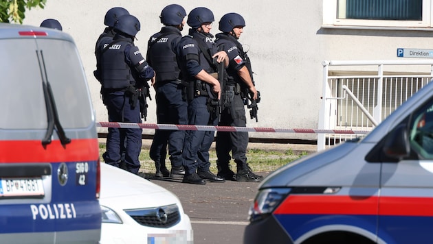 Wieder löste eine Bombendrohung gegen eine Schule einen Großeinsatz aus (Bild: Matthias Lauber/laumat.at)