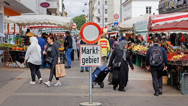 Zu der lebensgefährlichen Attacke war es kurz vor Mitternacht am Viktor-Adler-Markt gekommen (Symbolbild). (Bild: Groh Klemens)