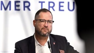 FPÖ-Generalsekretär Christian Hafenecker ortet „Wählertäuschung“ und kündigt eine Ministerklage gegen Magnus Brunner an.  (Bild: APA/HARALD SCHNEIDER)
