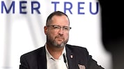FPÖ-Generalsekretär Christian Hafenecker ortet „Wählertäuschung“ und kündigt eine Ministerklage gegen Magnus Brunner an.  (Bild: APA/HARALD SCHNEIDER)