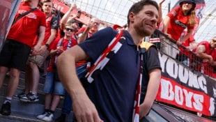 Xabi Alonso wurde in Leverkusen gebührend verabschiedet. (Bild: EPA/CHRISTOPHER NEUNDORF)