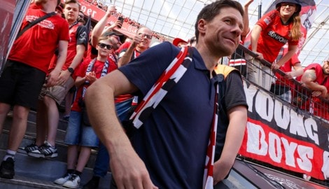 Xabi Alonso wurde in Leverkusen gebührend verabschiedet. (Bild: EPA/CHRISTOPHER NEUNDORF)