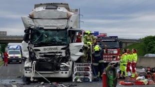 Der Lkw-Fahrer musste von der Feuerwehr befreit werden. (Bild: FF Unterpremstätten)