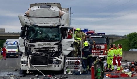 Der Lkw-Fahrer musste von der Feuerwehr befreit werden. (Bild: FF Unterpremstätten)