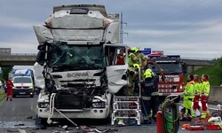 Der Lkw-Fahrer musste von der Feuerwehr befreit werden.