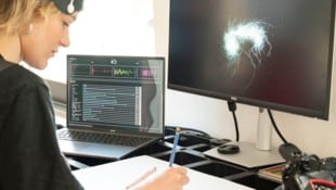 Beim Zeichnen wandelt der Computer in Echtzeit die Körpersignale in eine Grafik am Bildschirm ...