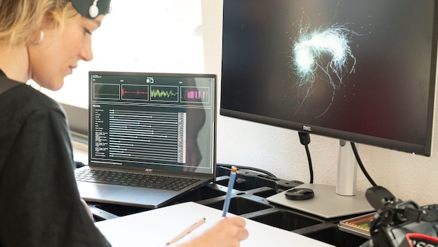 Beim Zeichnen wandelt der Computer in Echtzeit die Körpersignale in eine Grafik am Bildschirm um. (Bild: Ars Electronica / Magdalen Sick-Leitner)