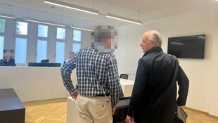 Der angeklagte Wiener mit seinem Anwalt Ernst Schillhammer.