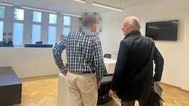 Der angeklagte Wiener mit seinem Anwalt Ernst Schillhammer. (Bild: Anja Richter, Krone KREATIV)