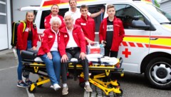Drei Generationen der Familie Herbe engagieren sich aktuell beim Roten Kreuz. Am Foto, von links: Anja (20), Eckhart (56), Uwe (53), Stephan (22) und Lorenz (19). Vorne: Brigitte (80) und Harald (85). (Bild: OÖRK/Herbe)