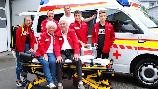Drei Generationen der Familie Herbe engagieren sich aktuell beim Roten Kreuz. Am Foto, von links: Anja (20), Eckhart (56), Uwe (53), Stephan (22) und Lorenz (19). Vorne: Brigitte (80) und Harald (85). (Bild: OÖRK/Herbe)