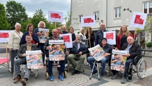 Etwa 70 Teilnehmer versammelten sich am Mariahilferplatz – darunter auch die Pensionistenvertretung. (Bild: Fanny Gasser)
