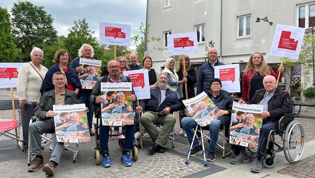 Etwa 70 Teilnehmer versammelten sich am Mariahilferplatz – darunter auch die Pensionistenvertretung. (Bild: Fanny Gasser)