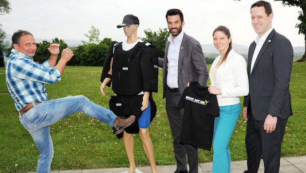 Judotrainer Thomas Lampl demonstriert an einer Puppe, wie es geht. Mit dabei: Landesvize Landbauer, Vizepräsidentin Johanna Grames und Judo-NÖ-Präsident Thomas Stückler. 