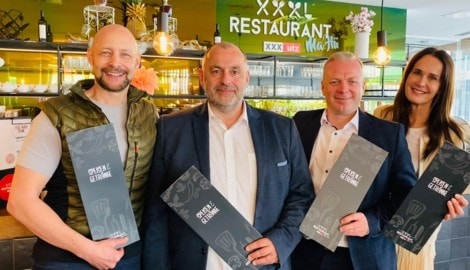 Hannes Royer (Land schafft Leben), Thomas Kaser (XXXLutz), Andreas Haderer (XXXLutz) und Maggie Entenfellner (Kronen Zeitung) freuen sich über die neue Speisekarte.  (Bild: Katharina Lattermann)