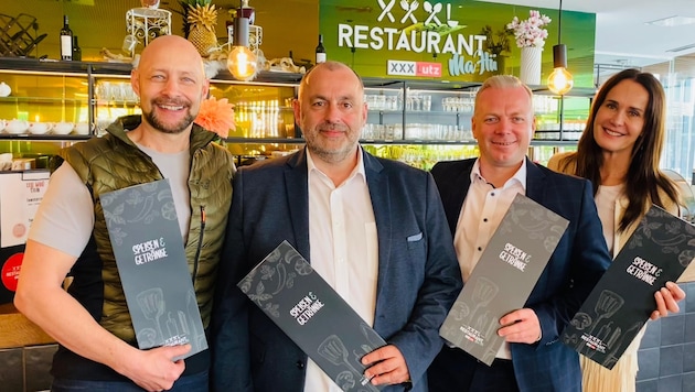 Hannes Royer (Land schafft Leben), Thomas Kaser (XXXLutz), Andreas Haderer (XXXLutz) und Maggie Entenfellner (Kronen Zeitung) freuen sich über die neue Speisekarte. 