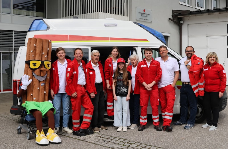Das Rote Kreuz und die Firma Kellys zeichnete die Familie für ihr Engagement aus (Bild: OÖRK/Herbe)