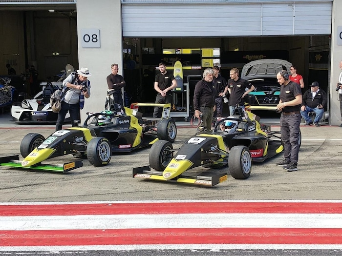 Gefahren wird in der Formel 4 mit einem Tatuus F4-T421.