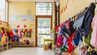 Der 73-Jährige hatte es besonders auf Kindergärten abgesehen (Symbolbild). (Bild: stock.adobe.com)