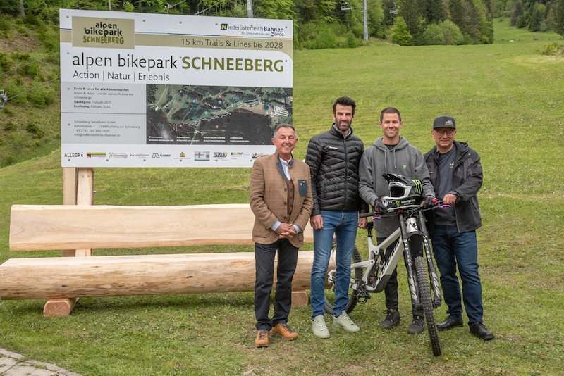 Bürgermeister Christian Dungl, Sportlandesrat Udo Landbauer, Profi-Mountainbiker Klemens Kaudela und Hubert Resch, Geschäftsführer der Schneebergbahn. (Bild: Seebacher Doris)