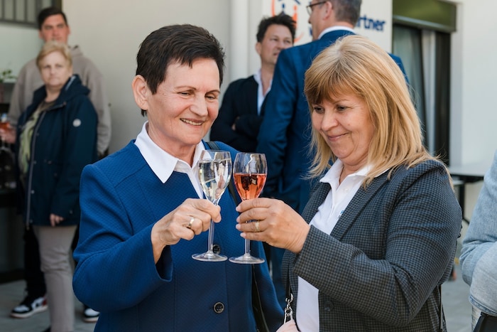 Hermi Haider (li.) stieß bei der Eröffnung auf das gelungene Projekt an. 