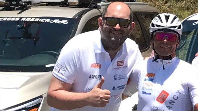 „Krone“-Redakteur Mario Ruhmanseder (li.) mit Gerhard Gulewicz (re.) bei seinem letzten Race across America (RAAM) im Startort Oceanside, Kalifornien (Bild: MaRu)