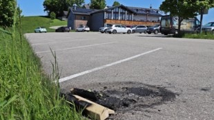 Der Parkplatz vor dem Berggasthof wird oft zum Treffpunkt. (Bild: Hörmandinger Marion)
