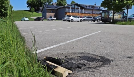Der Parkplatz vor dem Berggasthof wird oft zum Treffpunkt. (Bild: Hörmandinger Marion)