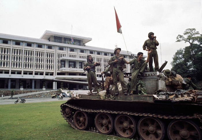 Soldaten der vietnamesischen Volksarmee vor dem Präsidentenpalast
