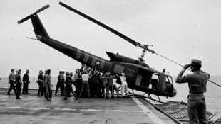 Unglaubliche Bilder vom US-Flugzeugträger: Um mehr Platz für ankommende Helikopter zu schaffen, die tausende Menschen in letzter Sekunde aus Saigon ausflogen, warfen Soldaten der US-Navy intakte Helikopter ins Meer. (Bild: AP / picturedesk.com)