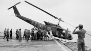 Unglaubliche Bilder vom US-Flugzeugträger: Um mehr Platz für ankommende Helikopter zu schaffen, ...
