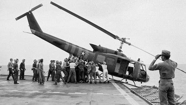 Unglaubliche Bilder vom US-Flugzeugträger: Um mehr Platz für ankommende Helikopter zu schaffen, die tausende Menschen in letzter Sekunde aus Saigon ausflogen, warfen Soldaten der US-Navy intakte Helikopter ins Meer.